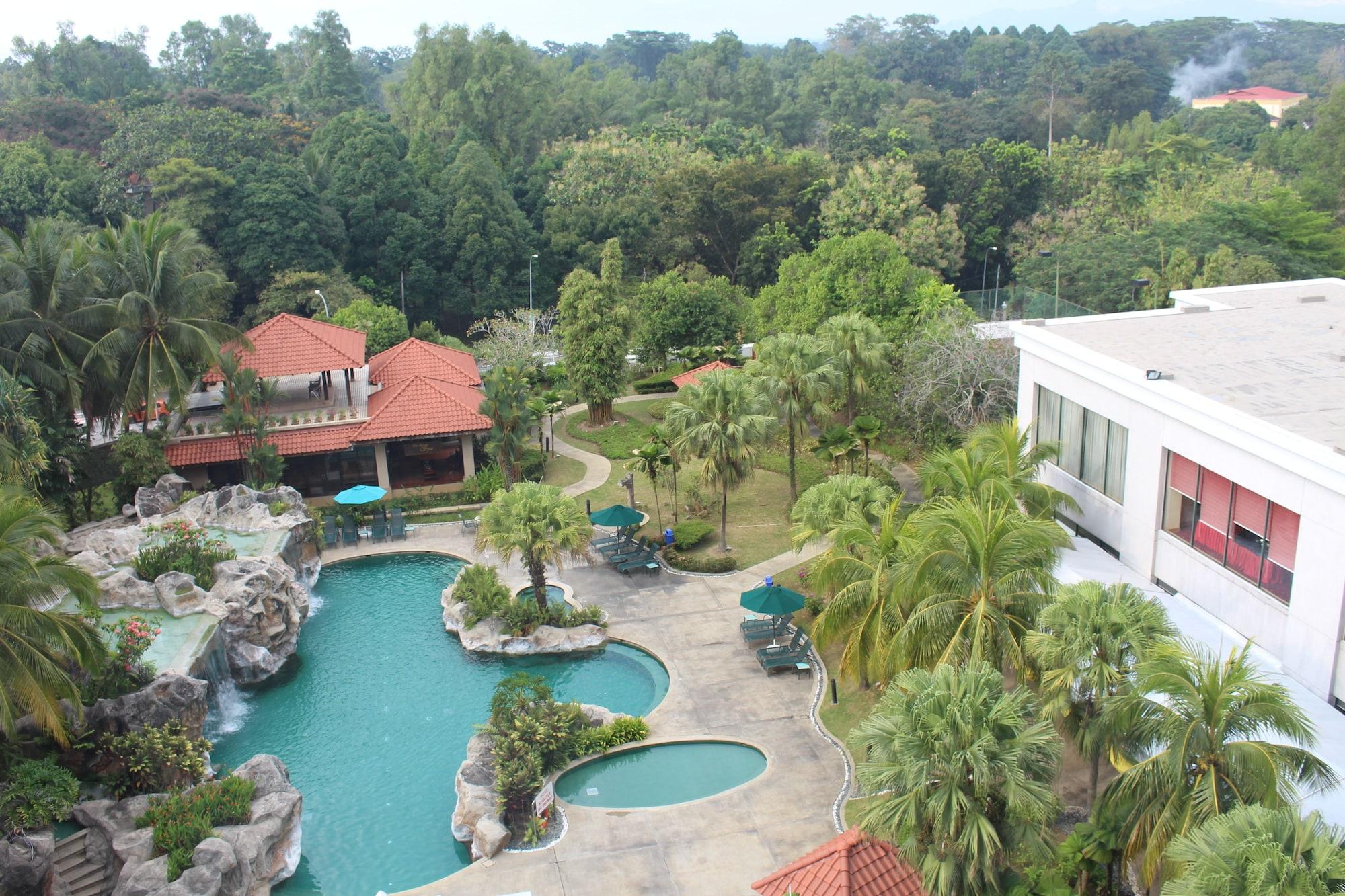 Royale Chulan Seremban Bagian luar foto The swimming pool at the resort