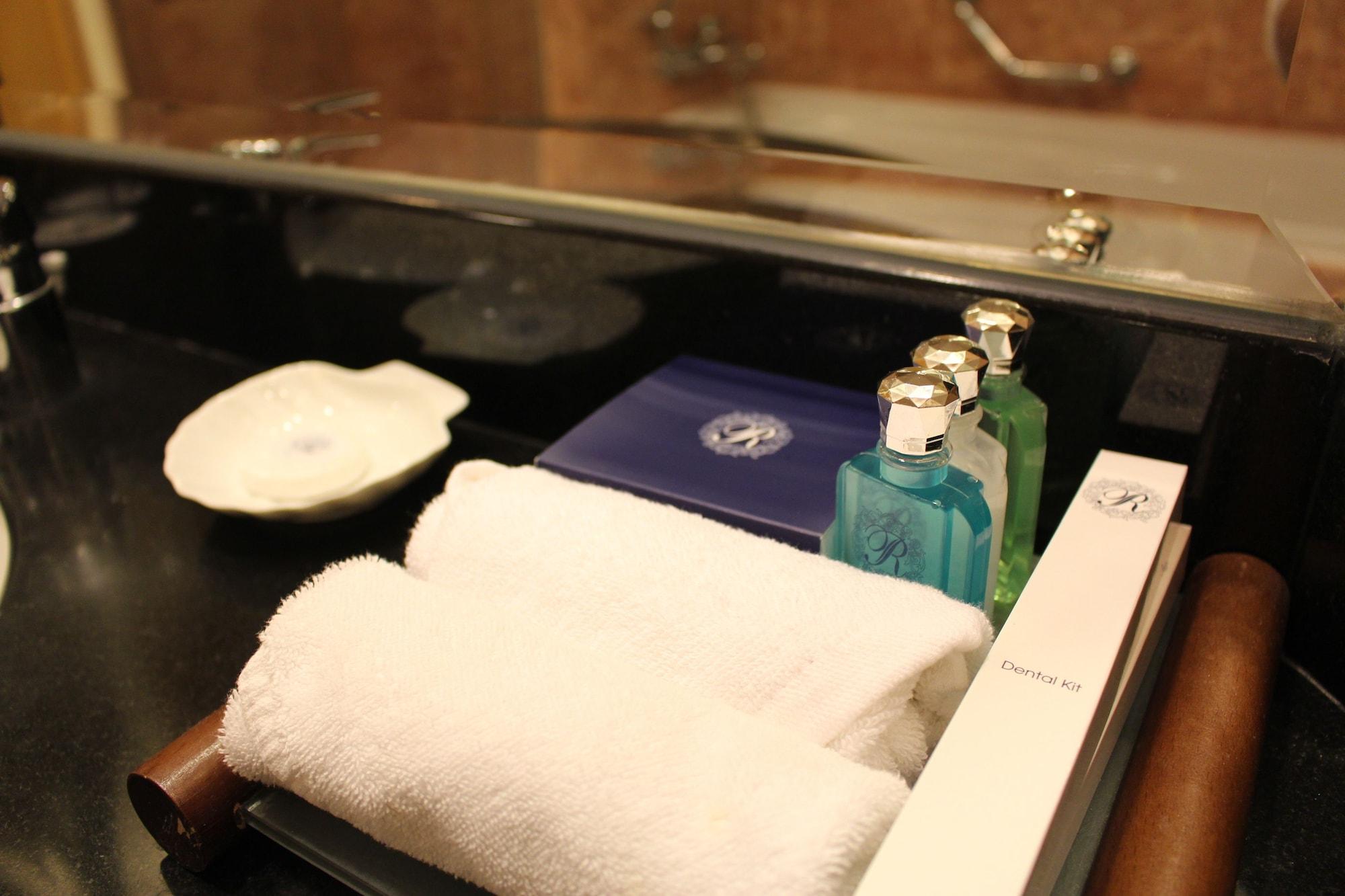 Royale Chulan Seremban Bagian luar foto A guest bathroom in a hotel