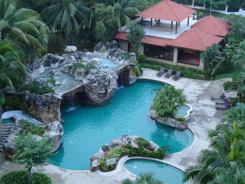Royale Chulan Seremban Bagian luar foto The pool at the Royal Thai Country Club