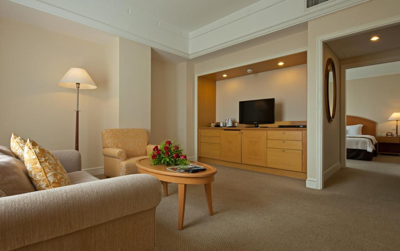 Royale Chulan Seremban Bagian luar foto A suite at the hotel